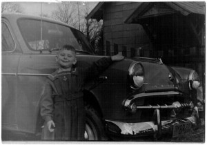 Владимир Леонидович Шишкин, сын брата бабушки Ангелины в обнимку с их первым автомобилем. Снимок сделан в Казани.