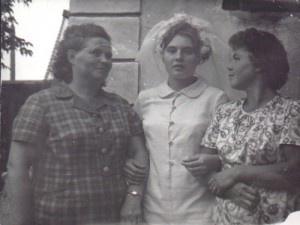 Три титана hardrock-а. Бабушка Мария, мама, бабушка Ангелина. На свадьбе.