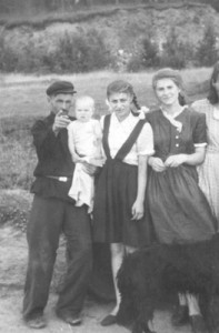 Мой прадед Афанасий Данилович с двоюродными сестрами моей бабушки. То бишь с племянницами он сфоткался. На руках держит мою маму.