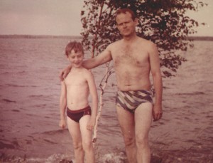 Это мы с отцом на юге, в краснодарском крае у бабули. Плавать я не умел тогда. Меня потом в школе научили плавать.