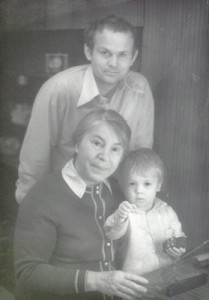 Тут я, отец и сестра бабушки, тетя Нина.