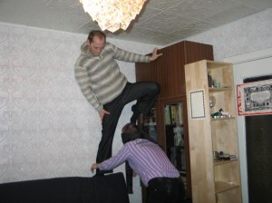 А Егор залез в настройки комнаты и отключил гравитацию. Потом он полез на потолок.