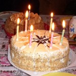 Праздничный торт, свечей воткнули сколько нашлось под рукой