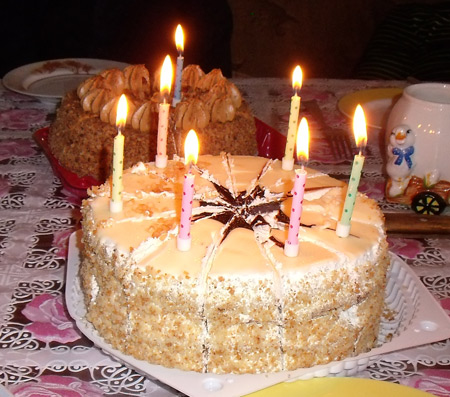 Праздничный торт, свечей воткнули сколько нашлось под рукой