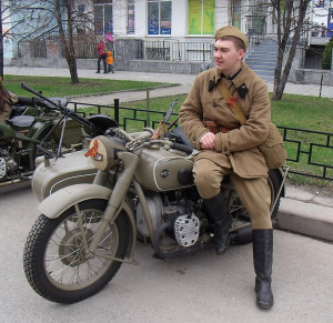 Вот такие мотики выпускал Ирбитский Мотоциклетный Завод. Очень гармонично смотрится солдатик, в форме без знаков отличия - по всей видимости - партизан. :)