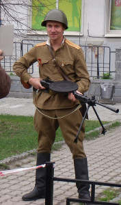 Экспозицию техники по периметру патрулировал вот такой дух "старшего лейтенанта" с ручным пулеметом Дягтерева на перевес.
