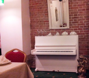 В интерьере присутствовали и вот такие крупные украшения, как это белое пианино. К сожалению, в нерабочем состоянии, Лиза протестировала.
