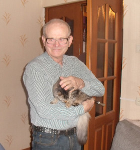 Дедушка с котейкой. Котейку назвали Бусинка. В этом году взяли котенка с рук, вот какая уже выросла.