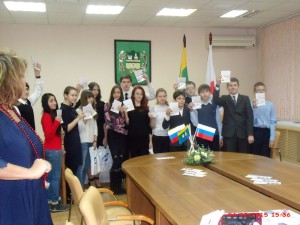 Тут все дети, которым выпала честь получать паспорт в администрации города от В-Исетского р-на. На заднем плане все регалии - гос флаг, герб города и флаг с гербом города. Вот такие они свежеиспеченные граждане России.